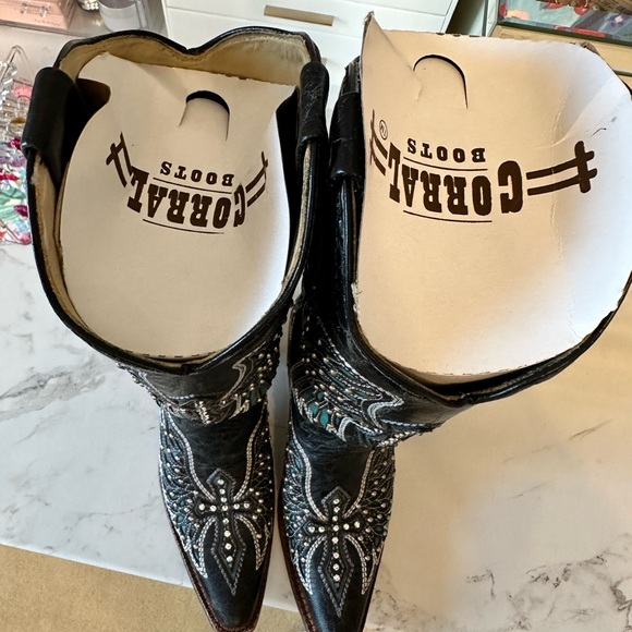 Corral Black - Turquoise Wing & Cross with Rhinestones - Picture 9 of 9